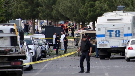 Van Gevaş'ta polis aracına bombalı tuzak: 6 yaralı 