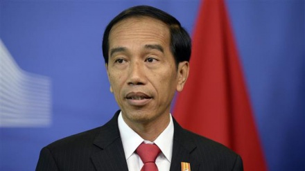 Indonesia president sails near waters claimed by China