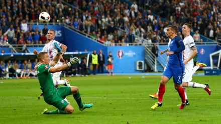 יורו 2016: צרפת העפילה לחצי הגמר לאחר שהביסה איסלנד 2:5 