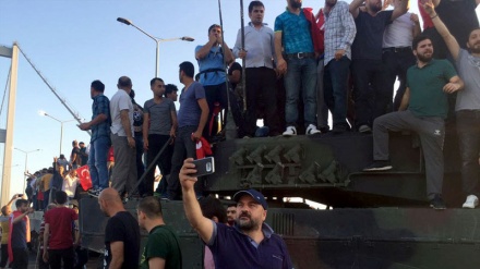 Ocho hombres a bordo de un helicóptero militar turco piden asilo en Grecia