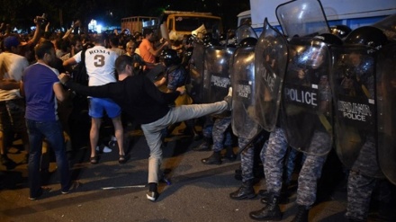 Armenia; scontri tra la gente e la polizia