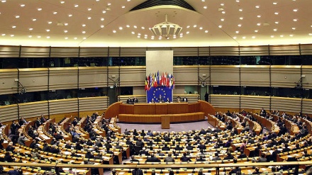 Parlamento Ue:  approvata risoluzione di censura verso i media russi, Putin: «Scadimento della democrazia»