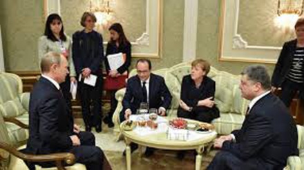Russia, telefonata tra Putin, Hollande e Merkel: focus su crisi ucraina