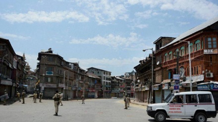 Al'ummar Yankin Kashmir na ci gaba da zama a gidajensu bayan gushewar kwanaki da kakaba musu takunkumi da Indiya ta yi.