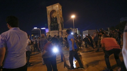 Una unidad de golpistas se entrega a las fuerzas leales al Gobierno