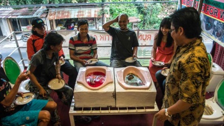 Restaurante serve comida em vasos sanitários na Indonésia