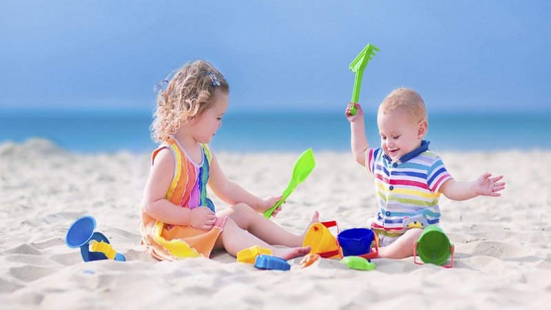 Protéger les enfants en bas âge du soleil cet été