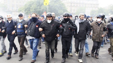 Paris'te polis ve göstericiler arasında çatışma