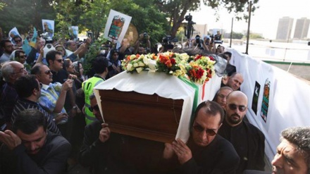 イランの有名な映画監督キアロスタミ氏の葬儀が実施