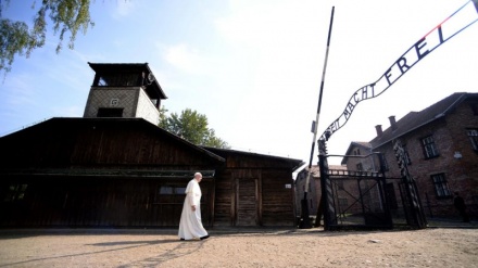 Papa visita o campo de extermínio de Auschwitz e faz oração pedindo perdão