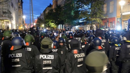 Berlin’de polisle radikal solcular çatıştı: 123 polis yaralı