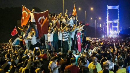 Туркияда қўрқинчли тун: 60 қурбон, 750 ҳарбий ҳибсга олинди