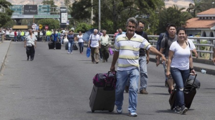 数万名委内瑞拉人涌入哥伦比亚购买药品和食物          