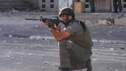 Siyonistler Filistinli bir genci şehit ettiler 