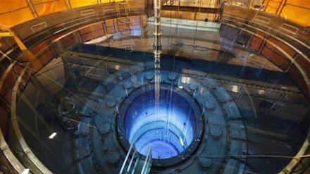 日本で核燃料の搬入に反対する抗議運動が行われる