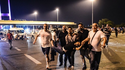 Golpistas interrumpen en sede del diario 'Hurriyet', y toman como rehenes a su personal