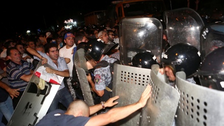 Erivan'da silahlı grubu destekleyen göstericilerle polis arasında çatışma