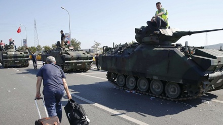 Köprüleri kapatan albay yakalandı