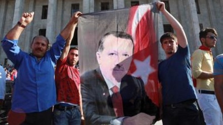 In migliaia a Istanbul per Erdogan, il presidente invita i cittadini a restare in piazza