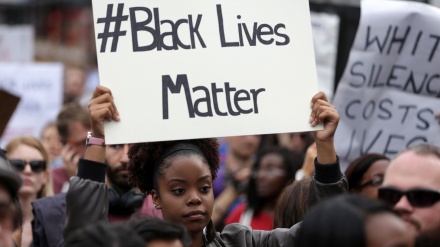 Обама призвал полицию Америки проявлять уважение к протестующим 