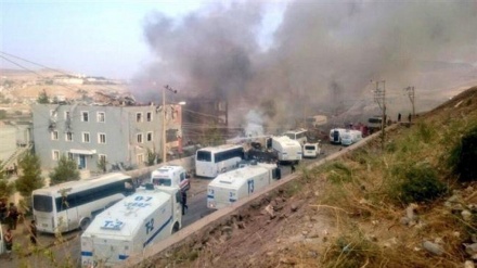 トルコ南東部の検問所で爆発、数十人が死傷