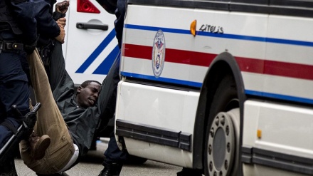Францияның полиция қызметкерлері босқындарға шабуыл жасады