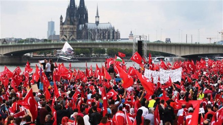 Turqit në Europë fillojnë votimin për referendumin