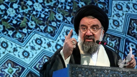 Ayatollah Khatami: Trump e Clinton chiedano scusa all'Iran