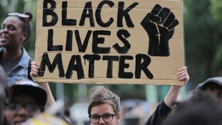 伦敦民众举行示威活动，抗议警察对黑人施暴