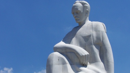 Zarif presta homenagem ao herói nacional cubano