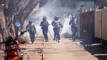 Police, protesters violently clash in Zimbabwe