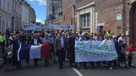 フランス北部のイスラム教徒、テロで殺害された神父を追悼