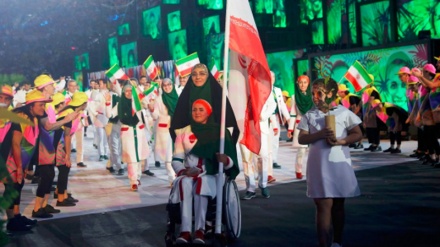 リオ五輪の入場式で、イラン選手団の旗手をパラリンピックの女子選手が務める