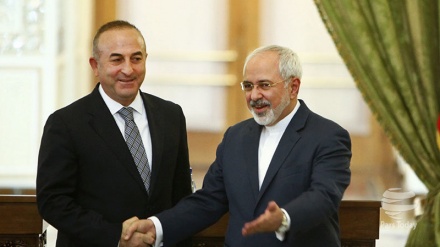 Canciller persa se reúne con su par turco Mevlut Cavusoglu