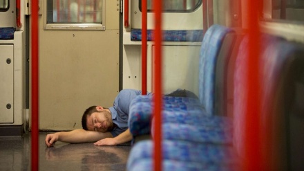 GB: a Londra metro aperta 24 ore su 24, sui vagoni gli ubriachi dormono e fumano