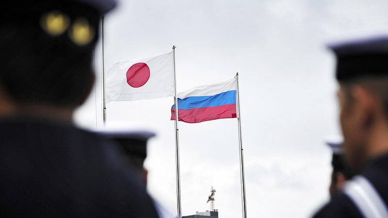 日本とロシアの国旗