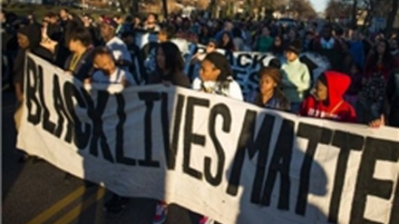 イギリスで、黒人人権活動家１９人が逮捕