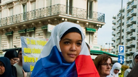 Protesta kundër ligjit të miratuar nga Senati i Francës kundër vajzave myslimanëve