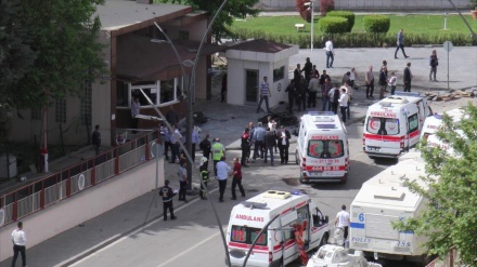 Turchia: Erdogan, i terroristi non vinceranno, bilancio di attentato sale a 30 morti e 94 feriti