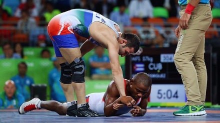 イランのレスリング選手の紳士的な振る舞い（写真）