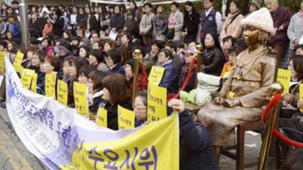 韓国の抗議者が、日本の正式な謝罪を要請
