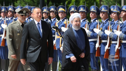 त्रिपक्षीय बैठक में भाग लेने राष्ट्रपति रूहानी बाकू पहुंचे