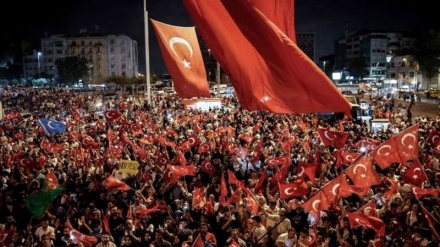 Istanbul, oltre un milione in piazza. Erdogan: Gulen terrorista, la paghera'