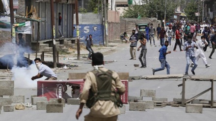 په  جمو اوکشمیر کې دخلکو اوامنیتی مامورانو ترمینځ په  شخړې کې نولس کسان  مړه اوټپیان شول 