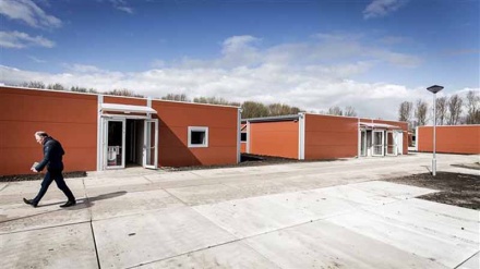 One injured in fire at Dutch refugee center
