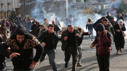 Türkiye'de protestocu öğretmenler ve polis arasında  arbede  