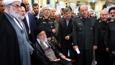 El Ayatolá Jamenei se reune con responsables y especialistas del Ministerio de Defensa de Irán