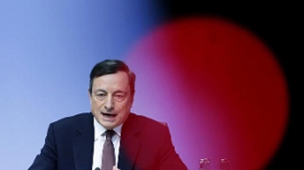 Eurozona, Draghi: la ripresa procede ma con meno slancio