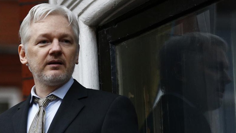 Equador admite ter limitado acesso de Julian Assange à internet