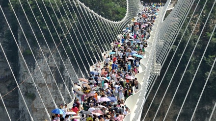 China: Maior ponte de vidro do mundo fecha duas semanas após abertura